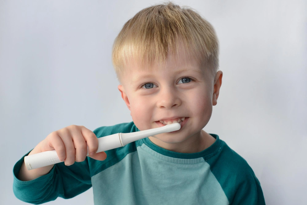 Cepillos eléctricos en niños: qué papel tienen en el control del biofilm y la prevención de caries